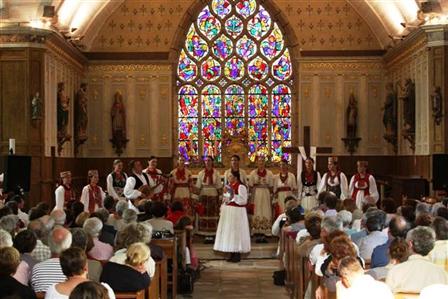 Mladi folkloraši svojim pjevnim koncertom u crkvi rasplakali Francuze