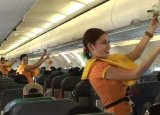 Stjuardese plesom objašnjavaju sigurnosna pravila