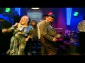 Mr Bean pokušava plesati s djevojkom u diskaču